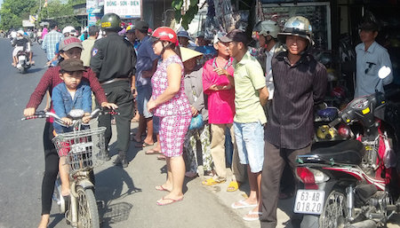 Người dân hiếu kỳ tập trung quanh cơ sở Hữu Khánh - Ảnh: Hoài Thương