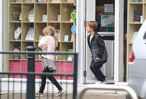 
Tài tử Hollywood đưa ba con đến một xưởng vẽ ở London, Anh cuối tuần qua. Bốn bố con muốn dành bất ngờ cho Angelina Jolie.
