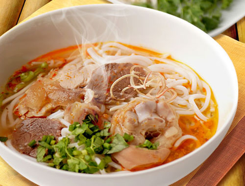 Bún bò Huế là món ăn nức tiếng với du khách trong và ngoài nước với hương vị đặc trưng, hấp dẫn. Ảnh: khamphahue