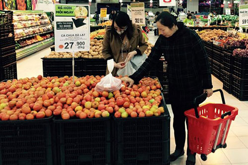 Giá mỗi kg cà chua trong siêu thị gần 28.000 đồng nhưng ở chợ lên đến 70.000 đồng. Ảnh: Kim Ngân.