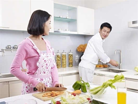 
Nếu sự lười biếng của chồng bạn rất nhiều, thay v&igrave; chỉ giao việc v&agrave; bắt anh ấy l&agrave;m một m&igrave;nh, h&atilde;y t&igrave;m ra những việc m&agrave; hai vợ chồng c&oacute; thể c&ugrave;ng l&agrave;m. (Ảnh minh họa)
