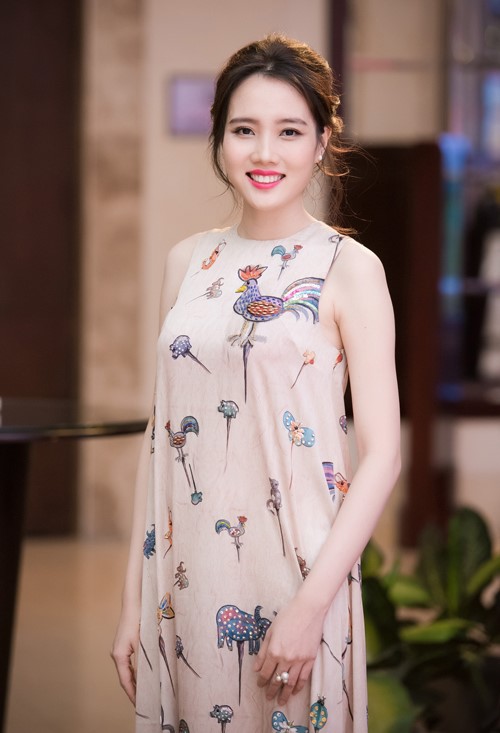 
Bà xã Ngô Quang Hải bị nghi có bầu từ cuối tháng 5, khi cô tham gia họp báo Hoa hậu Việt Nam 2016. Ảnh: Chí Linh
