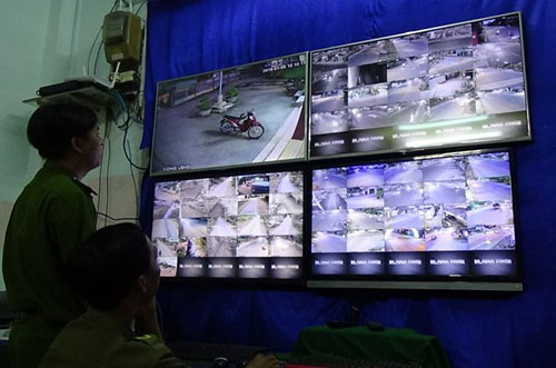 C&ocirc;ng an x&atilde; Mỹ Lộc, Cần Giuộc, Long An trực camera chiều m&ugrave;ng 3 tết - Ảnh: SƠN L&Acirc;M.