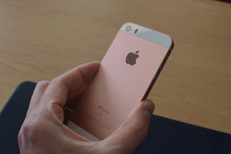 
Điểm khác biệt giữa iPhone SE và iPhone 5S là sự xuất hiện của phiên bản màu vàng hồng trên iPhone SE
