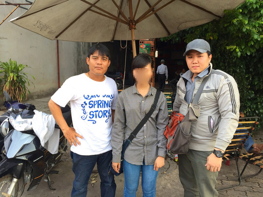 
Kim Liên (giữa, sinh năm 1996, quê Long An) bị “bán” vào quán cà phê “chòi” ở phường Tân Đông Hiệp với giá 1,5 triệu đồng và được giải cứu vào tháng 5/2015.
