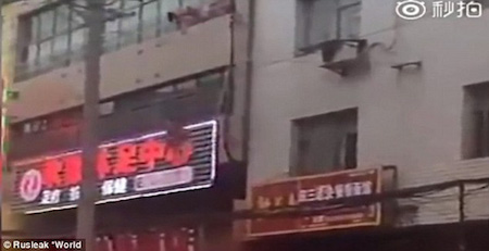 Sau đ&oacute; kh&ocirc;ng may anh ta đ&atilde; tuột tay v&agrave; ng&atilde; xuống đường.