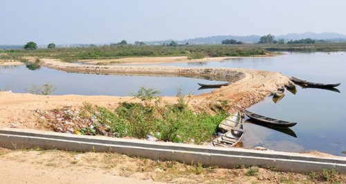 Khu vực nước sâu - nơi 9 nam sinh chết đuối bên cạnh tuyến đường công vụ dài hơn 300 m dẫn từ đường bờ Nam ra giữa bãi sông Trà Khúc. Ảnh: M.Hoàng.