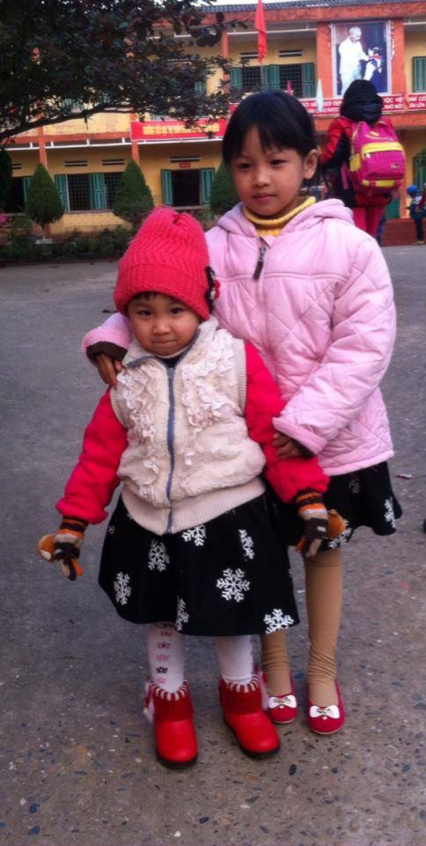 Hai c&ocirc; con g&aacute;i nhỏ của Minh Phương hiện đang sống c&ugrave;ng b&agrave; ngoại.