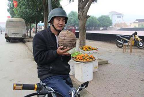 Anh Cường bên củ khoai sọ lúc mới mua.
