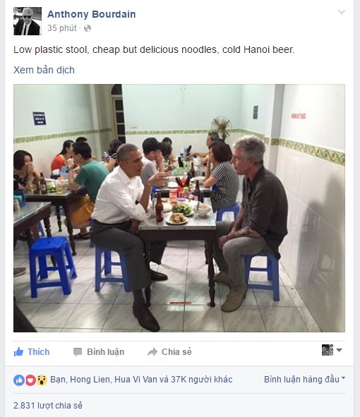 Lúc 23h ngày 23/5, trên trang Facebook của mình, ông Anthony Bourdain chia sẻ tấm ảnh ngồi ghế nhựa ăn tối với Tổng thống Obama ở quán Liên Hương. Vị đầu bếp nổi tiếng khen ngợi món ăn rẻ nhưng ngon cùng chai bia lạnh Hà Nội. Bài đăng lập tức thu hút của hàng nghìn người sau ít phút. Ảnh chụp màn hình.
