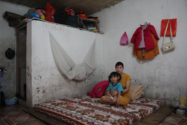 Ngôi nhà thuê đơn sơ của 2 mẹ con chị công nhân vệ sinh môi trường.