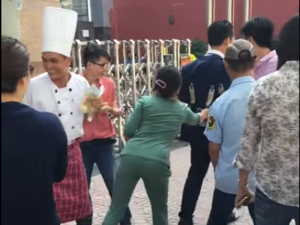 Mọi người xúm vào lấy tiền