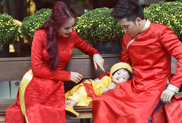 Quang Huy luôn biết chăm sóc cho gia đình nhỏ của mình.