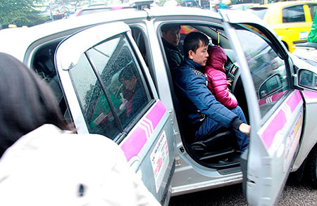 Tại cổng các bệnh viện lớn, taxi cũng đông nghẹt vì nhiều trẻ bị ốm trong những ngày giá rét. Ảnh: Trần Thường