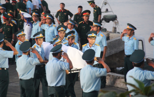 Đất liền đón thượng tá phi công Su-30 lúc 5h sáng 18/6. Ảnh: Hải Bình.