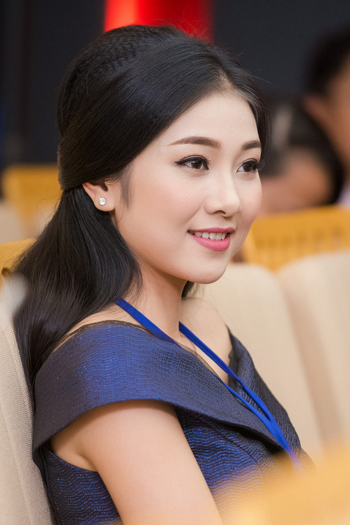 
Cô gái sinh năm 1994, học trường Cao đẳng Thương mại, từng đoạt hai giải thưởng Thí sinh được yêu thích nhất và Miss Hoàn vũ 2016 của Hội thi Học sinh, Sinh viên tài năng - thanh lịch thành phố Đà Nẵng năm 2016.
