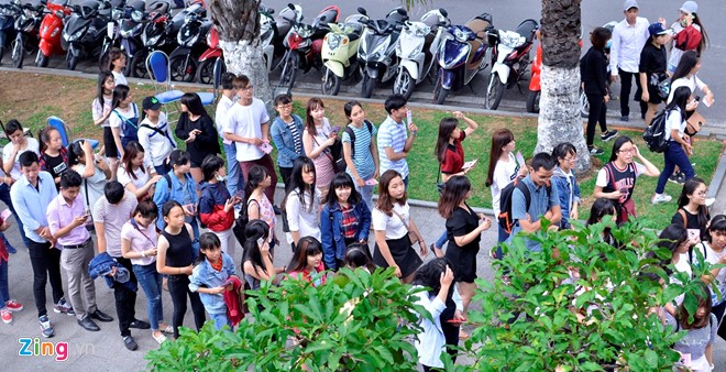 
Fan của Nh&atilde; Phương xếp h&agrave;ng d&agrave;i trước một qu&aacute;n c&agrave; ph&ecirc; sang trọng ở ven s&ocirc;ng H&agrave;n để chờ gặp thần tượng. Nhờ những vai diễn ấn tượng trong phim Xin lỗi anh chỉ l&agrave; thằng b&aacute;n b&aacute;nh gi&ograve;, Tuổi thanh xu&acirc;n, 49 ng&agrave;y... diễn vi&ecirc;n qu&ecirc; Đắk Lắk nhận được nhiều t&igrave;nh cảm của kh&aacute;n giả.

