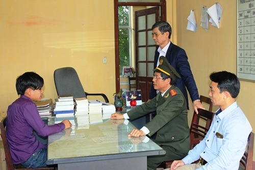 
Đại tá Phạm Hồng Tuyến, Giám đốc Công an tỉnh Hà Nam hỏi cung đối tượng.
