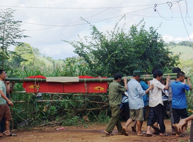 
Đám tang hai đứa trẻ không di ảnh, kèn trống, khăn tang
