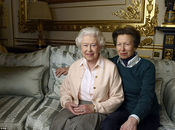 
Bên cạnh đó, hình ảnh nữ hoàng cùng con gái, công chúa Anne, cũng được công bố.
