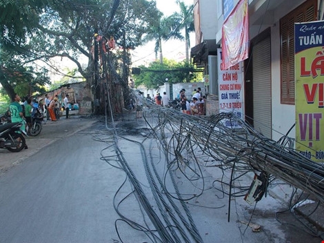 Nhiều dây cáp và dây điện do bị cháy đã sà xuống đường (ảnh: Trần Thương)