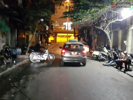 Chiếc xe taxi được người bạn của c&ocirc; Park Jeong Hee ghi lại ở phố H&agrave;ng Chĩnh sau khi c&ocirc; l&ecirc;n xe. Ảnh: Nh&acirc;n vật cung cấp.