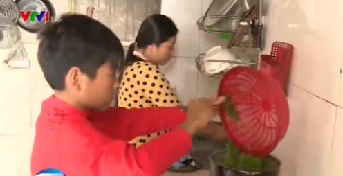 Ngoài giờ học, Phong có thể phụ giúp bộ mẹ nững công việc nhà - (Ảnh cắt từ clip)
