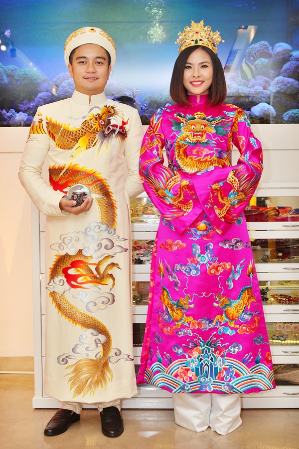 Vân Trang và vị hôn phu trong bộ trang phục Hoàng bào