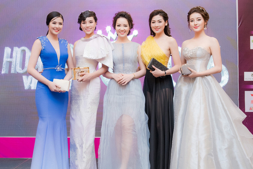 Hoa hậu Kỳ Duyên (thứ hai bên trái) đọ sắc cùng Ngọc Hân, Thụy Vân, Tú Anh, Huyền My.