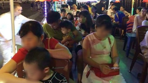 Em Trịnh Tiến Huy (4 tuổi) ngồi trước ống kính là một trong số 3 nạn nhân của tai nạn đau lòng trên- ẢNH: H.R.S