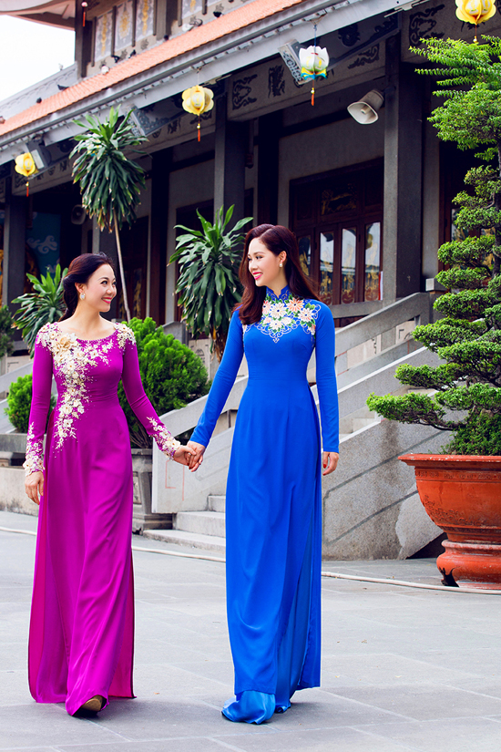 Mới đây, nhan sắc đăng quang Hoa hậu Việt Nam 2002 đã nhận lời làm người mẫu trong một bộ ảnh thời trang. Cô cùng mẹ diện áo dài thướt tha của nhà thiết kế Minh Châu và đi dạo thảnh thơi trong không gian thanh tịnh.