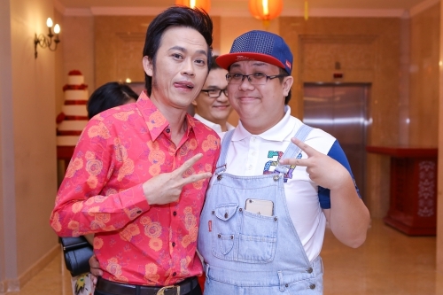 Hoài Linh tạo dáng nhí nhảnh bên diễn viên hài Gia Bảo - một trong những giáo viên chuyên môn của chương trình Thử tài siêu nhí.