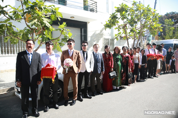 
Nghệ sĩ xiếc hồi hộp cùng bố mẹ và họ hàng nhà trai mang lễ vật tiến vào nhà gái ở huyện Bình Chánh, TP HCM.

 
