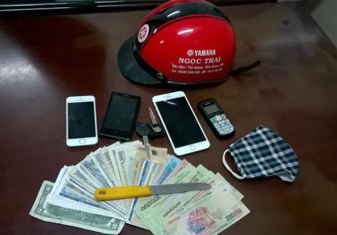 Tang vật các vụ cướp do Cường gây ra. Ảnh: Hoàng Lam.