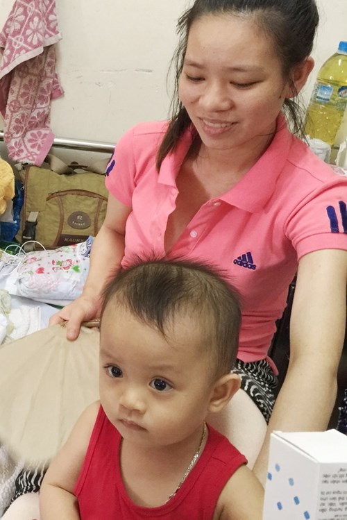 Chị Nga với con đầu, bé Dương Nguyễn Bảo Ngọc 19 tháng tuổi