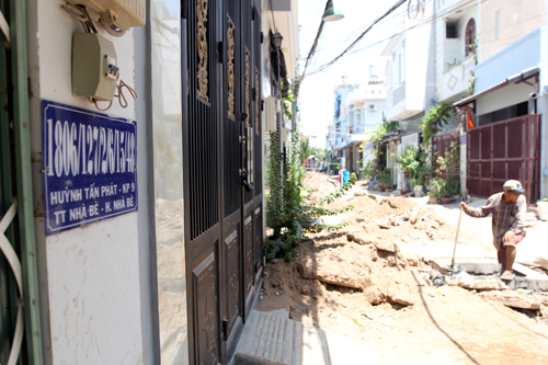 
Hiện c&oacute; h&agrave;ng trăm căn nh&agrave; si&ecirc;u số ở hẻm 1806 đường Huỳnh Tấn Ph&aacute;t, Nh&agrave; B&egrave;. Ảnh: Duy Trần
