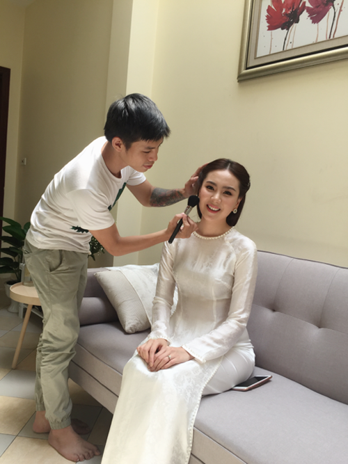 
Người đẹp 9X diện áo dài gấm trắng tinh khôi đính ngọc trai tinh tế. Cô được chuyên gia trang điểm Dũng Nguyễn chăm chút vẻ ngoài từ khá sớm.
