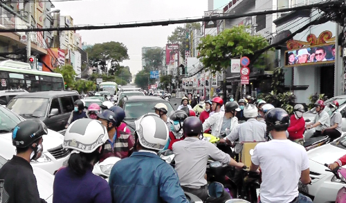 Giao thông rối loạn trên đường Nguyễn Thị Minh Khai. Ảnh: Hải Hiếu
