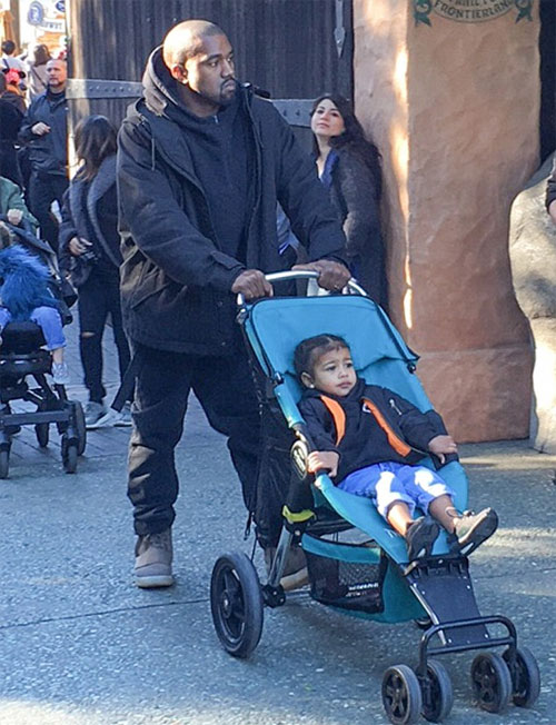 Kanye West đưa con gái đi chơi công viên Disney khi vợ đang ở cữ.