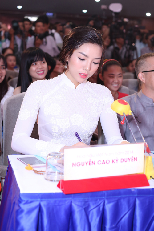 
Cùng với NTK Sỹ Hoàng, nhiếp ảnh gia Phạm Hoài Nam, Hoa hậu làm việc trong nhiều giờ đồng hồ để tìm ra người chiến thắng.
