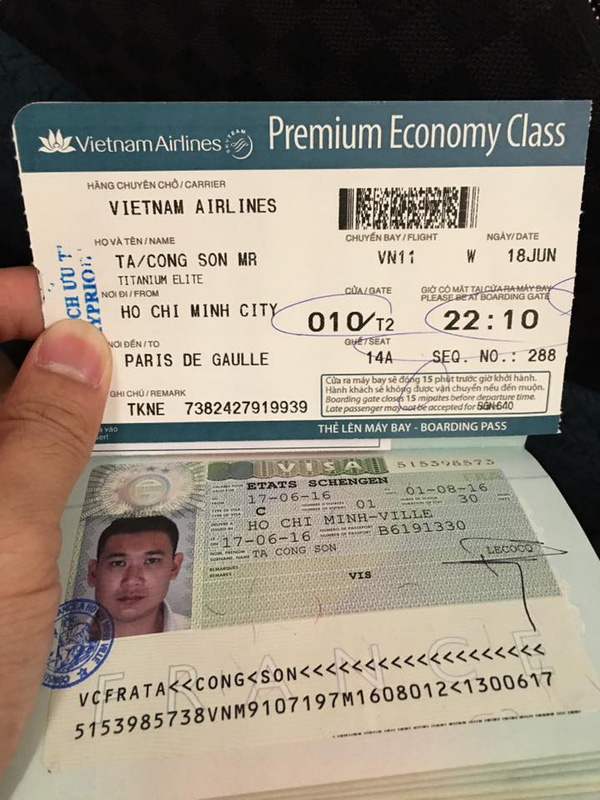 
Cùng lúc đó, bạn trai đại gia cũng khoe ảnh hộ chiếu và nói lời tạm biệt Sài Gòn để đến Pháp.
