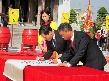 Bí thư huyện ủy Kiến Thụy và Chủ tịch UBND huyện Kiến Thụy cùng ký khai bút cho chủ đề năm 2016 của huyện nhà