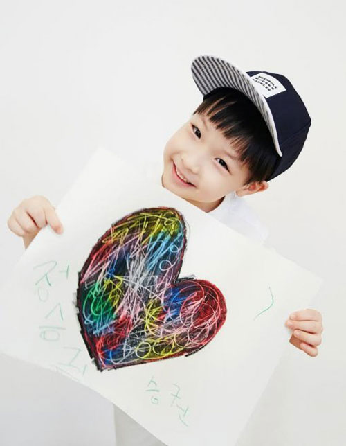 
Con trai Lee Young Ae vẽ hình trái tim - biểu tượng cho chiến dịch từ thiện Heart For Eyes.

