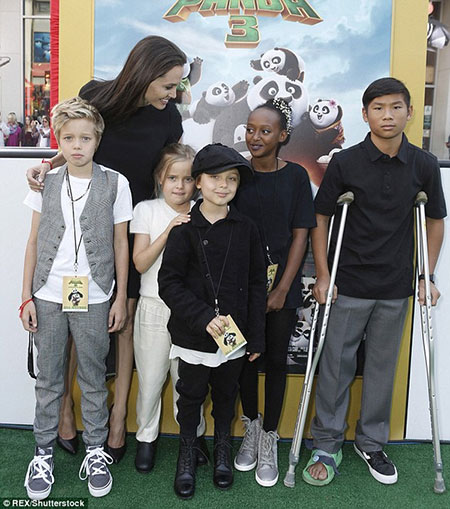 Angelina Jolie xuất hiện cùng 5 con vào thứ Bảy tuần trước, vắng Brad Pitt và con trai lớn Maddox