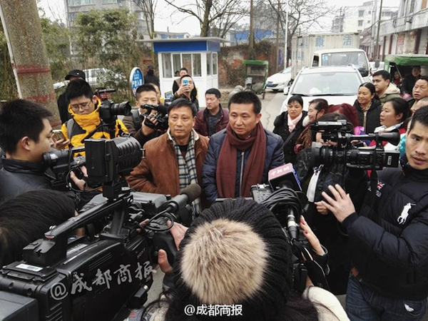 Phóng viên từ nhiều đài truyền hình đến để đưa tin về bản án oan của Chen. Ảnh: Shanghaiist