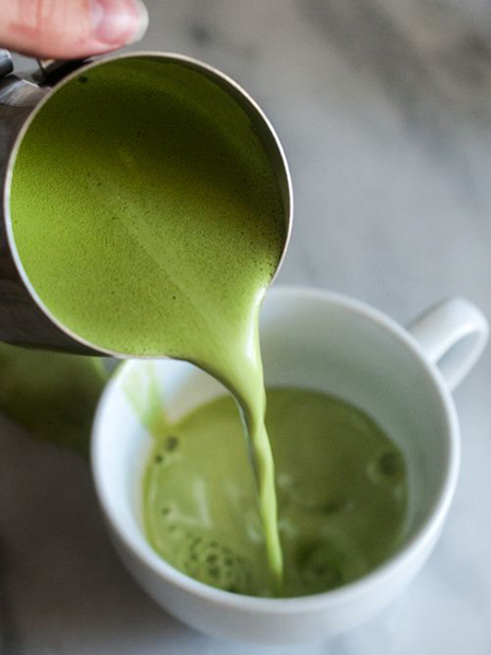 Trà xanh và bột matcha có chứa polyphenol catechin giúp bảo vệ da khỏi tia cực tím hiệu quả.