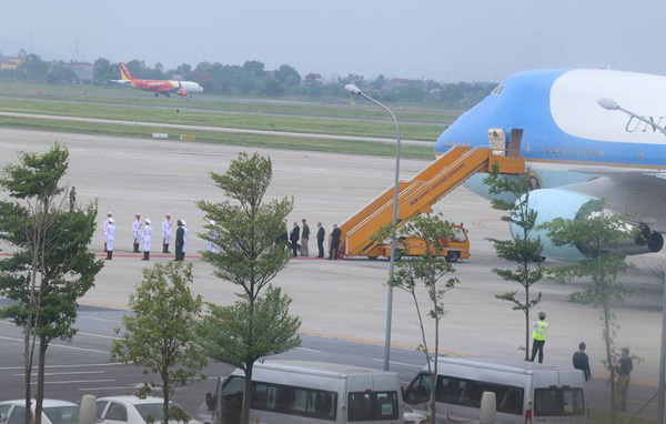 Đội danh dự đã xếp hàng dưới chân chuyên cơ, chuẩn bị lễ tiễn Tổng thống Obama rời Hà Nội. Ảnh: Bá Đô.