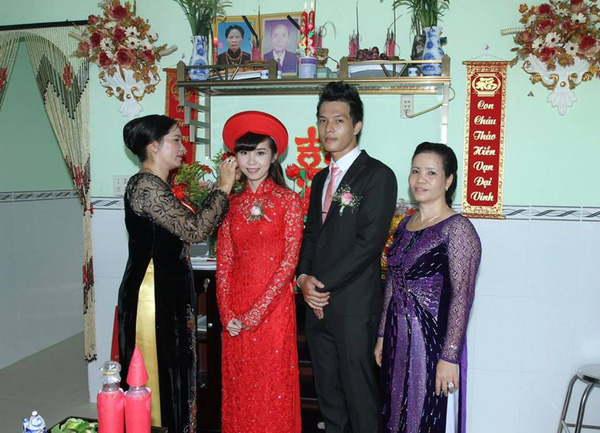 
Mẹ chồng tặng quà cưới cho Trang trong hôn lễ
