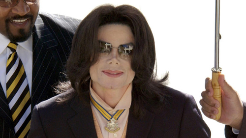 
Michael Jackson từng trắng án trong vụ kiện lạm dụng tình dục năm 2003.

