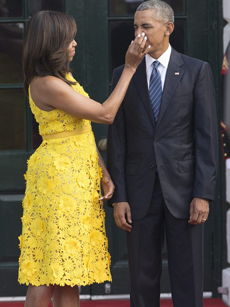 
Lúc đang đứng chờ vợ chồng thủ tướng Lý, bà Michelle bất ngờ quay sang vết nhọ trên mũi của chồng. Ảnh: EPA

